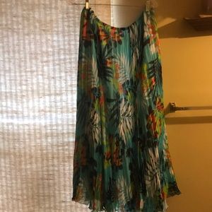Comfy Floral print plus size pleated skirt.
